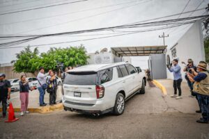 El senador Enrique Inzunza también llega a la FGR para rendir su declaración
