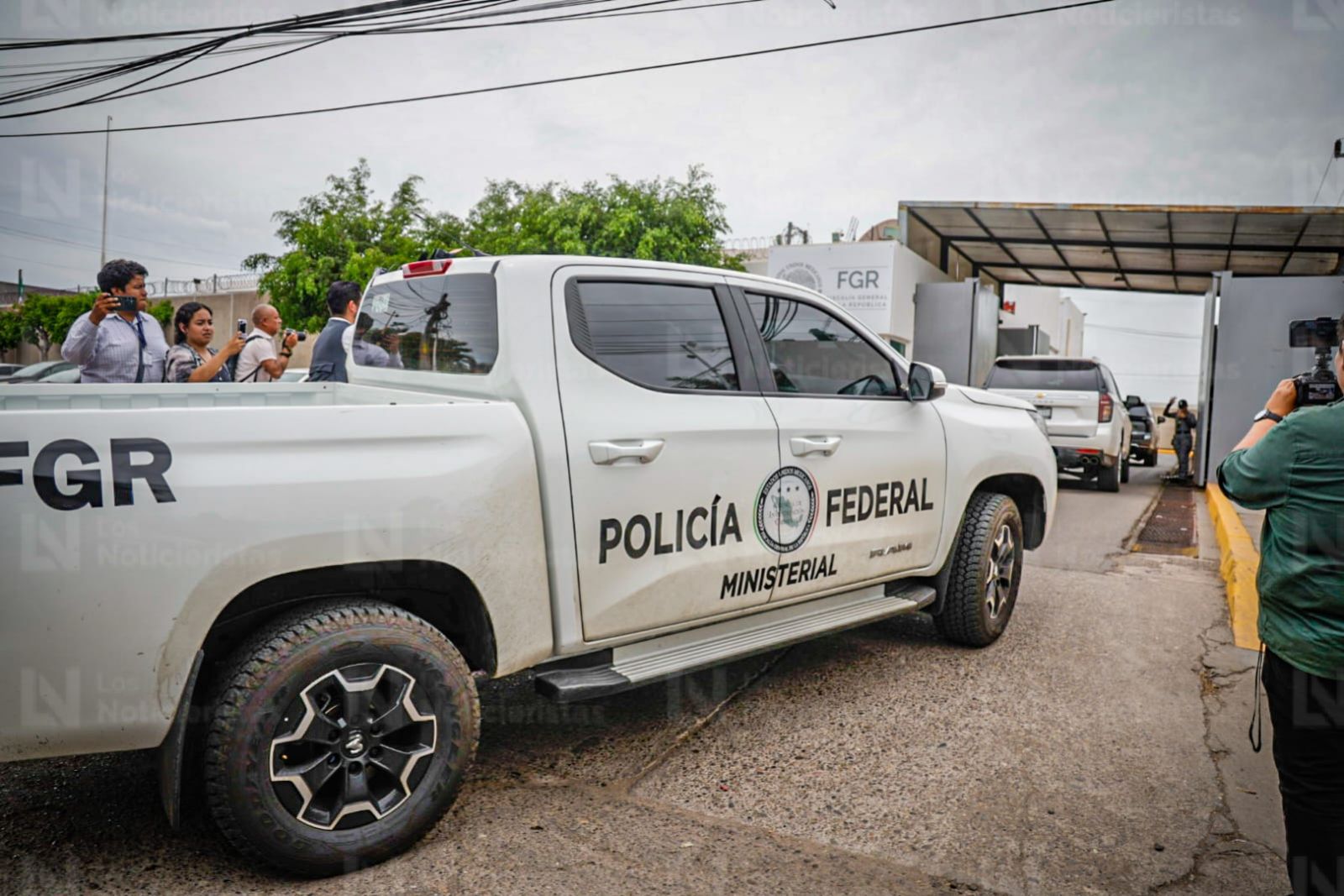 El senador Enrique Inzunza también llega a la FGR para rendir su declaración