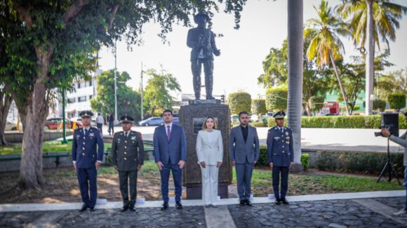 Brenda García, directora de Icatsin, encabezó el izamiento de bandera por el 106 aniversario luctuoso del general Venustiano Carranza