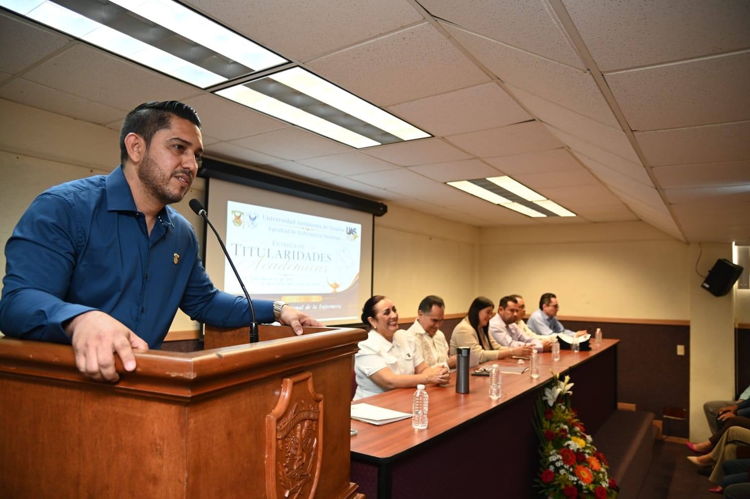 Jesús Madueña Molina entrega titularidades en Enfermería Mazatlán