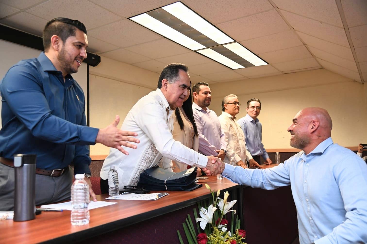 Jesús Madueña Molina entrega titularidades en Enfermería Mazatlán