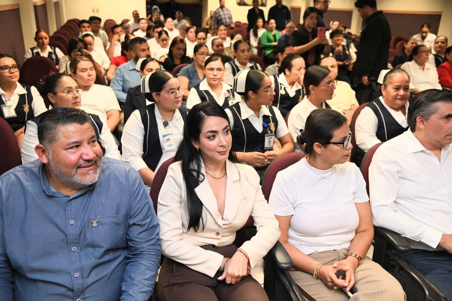 Jesús Madueña Molina entrega titularidades en Enfermería Mazatlán