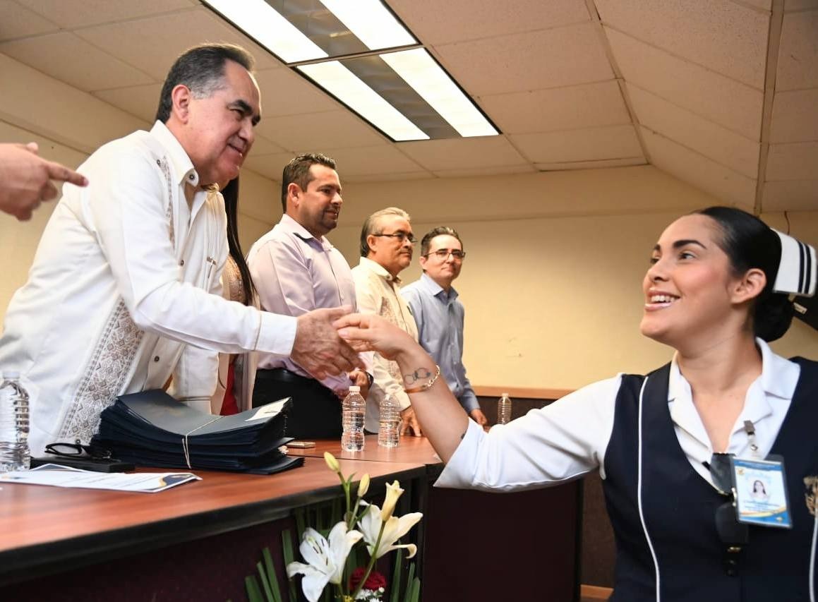 Jesús Madueña Molina entrega titularidades en Enfermería Mazatlán