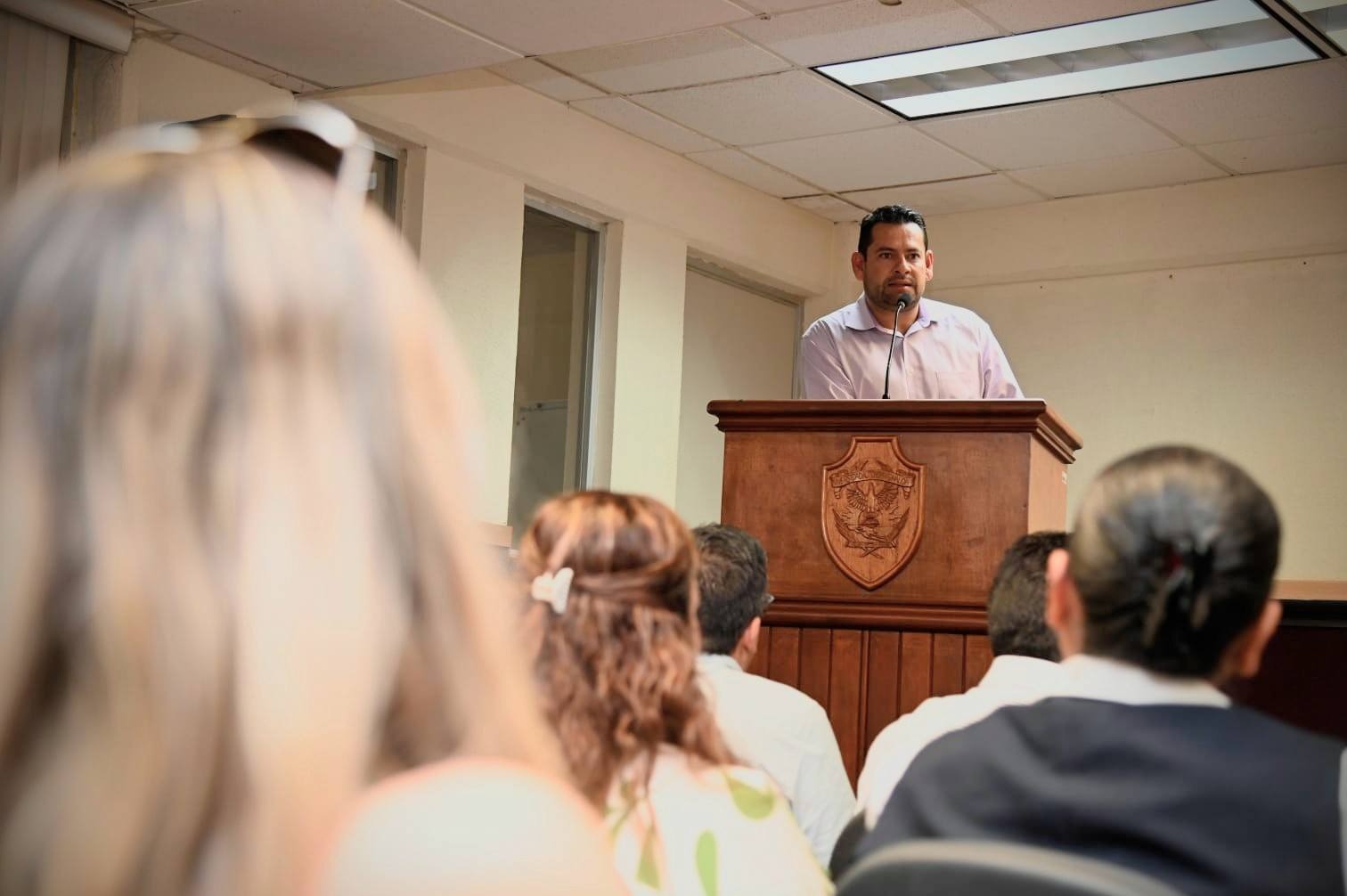 Jesús Madueña Molina entrega titularidades en Enfermería Mazatlán