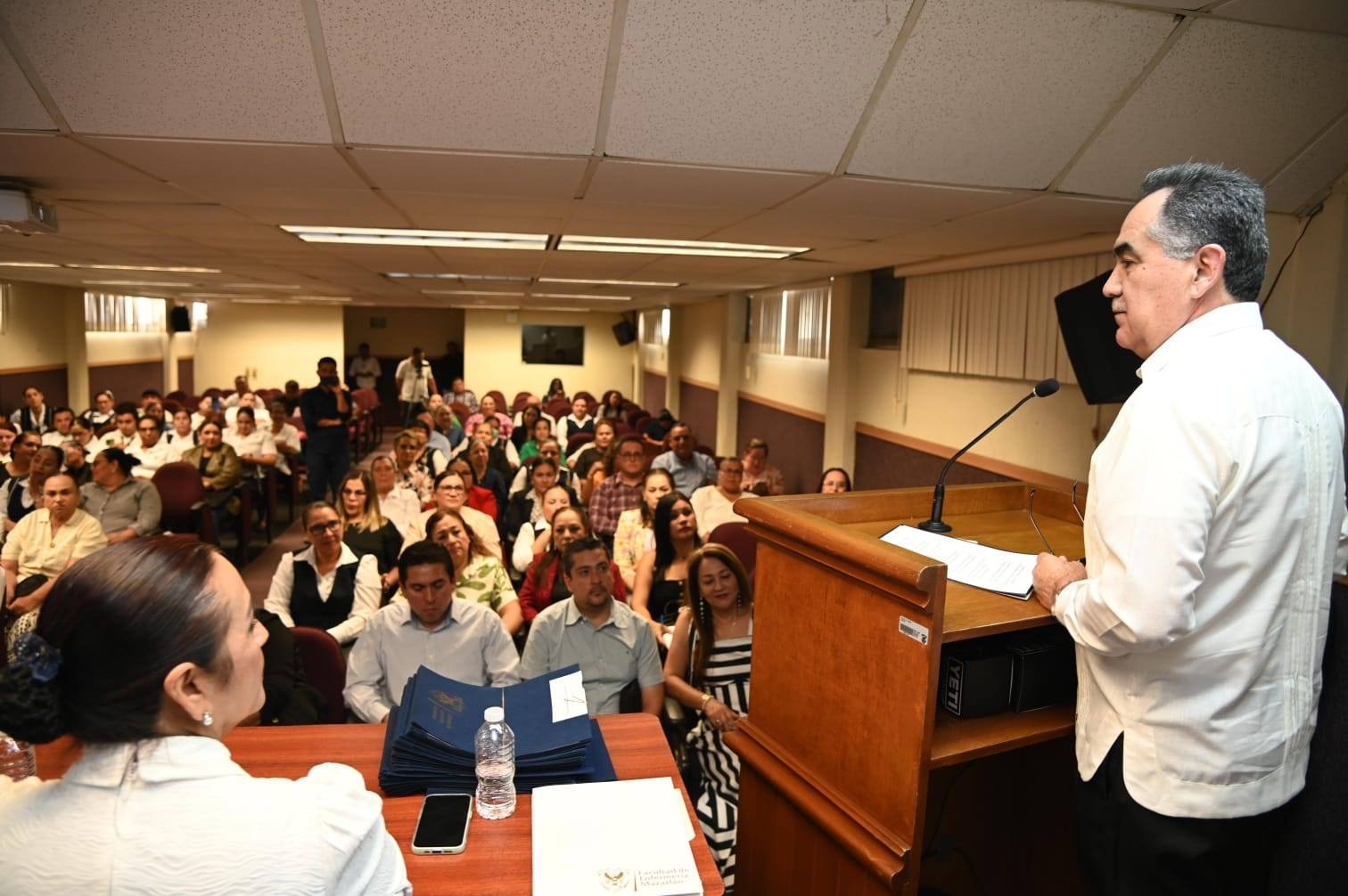 Jesús Madueña Molina entrega titularidades en Enfermería Mazatlán