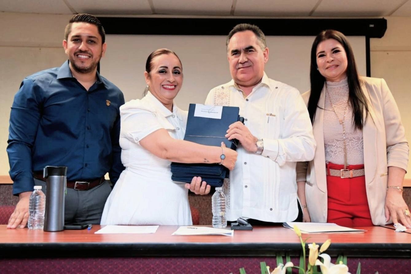 Jesús Madueña Molina entrega titularidades en Enfermería Mazatlán