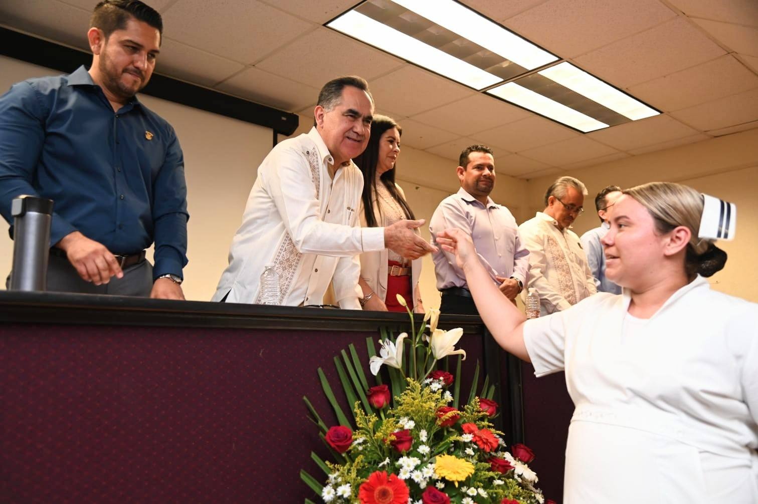 Jesús Madueña Molina entrega titularidades en Enfermería Mazatlán