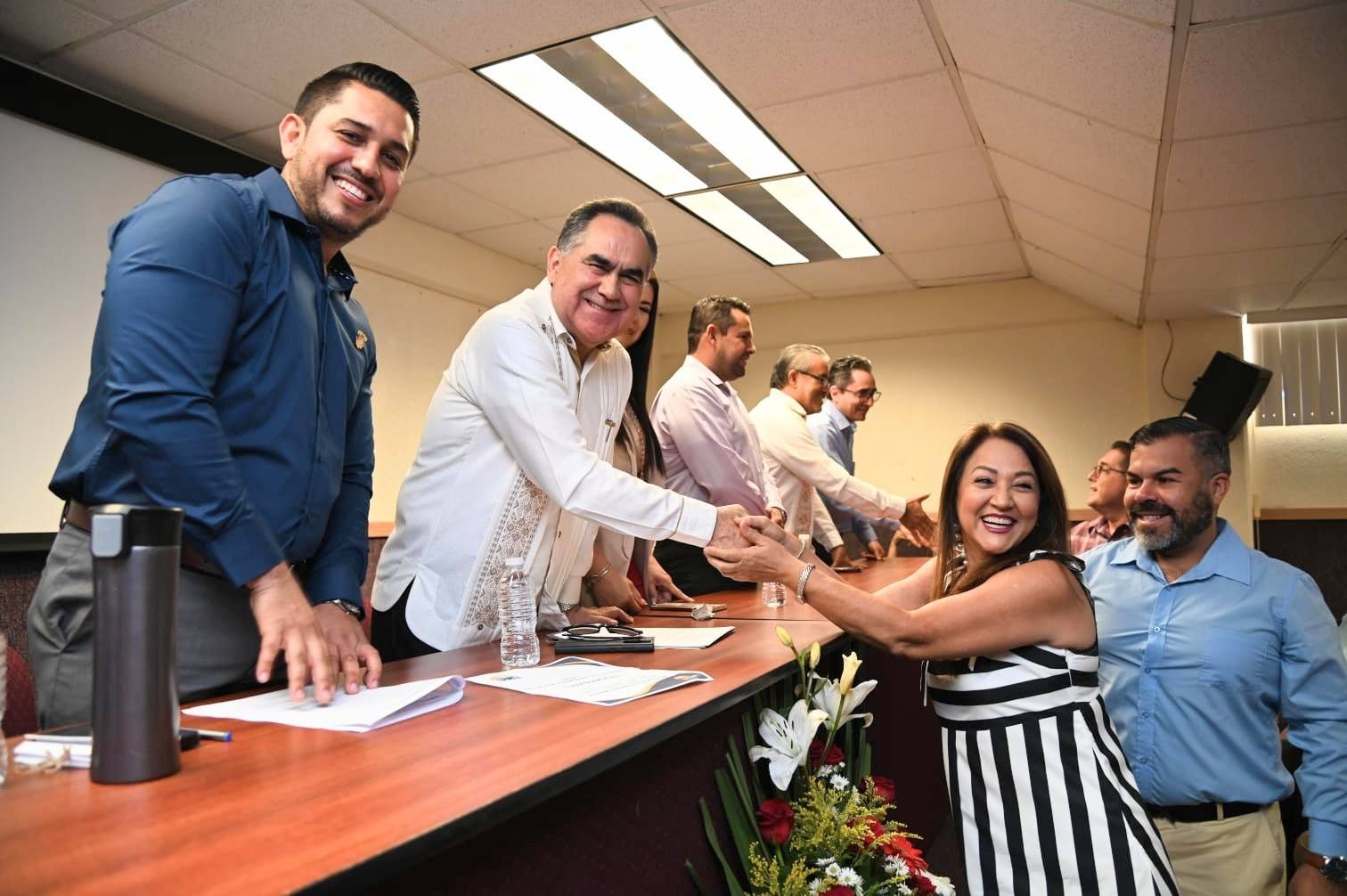 Jesús Madueña Molina entrega titularidades en Enfermería Mazatlán