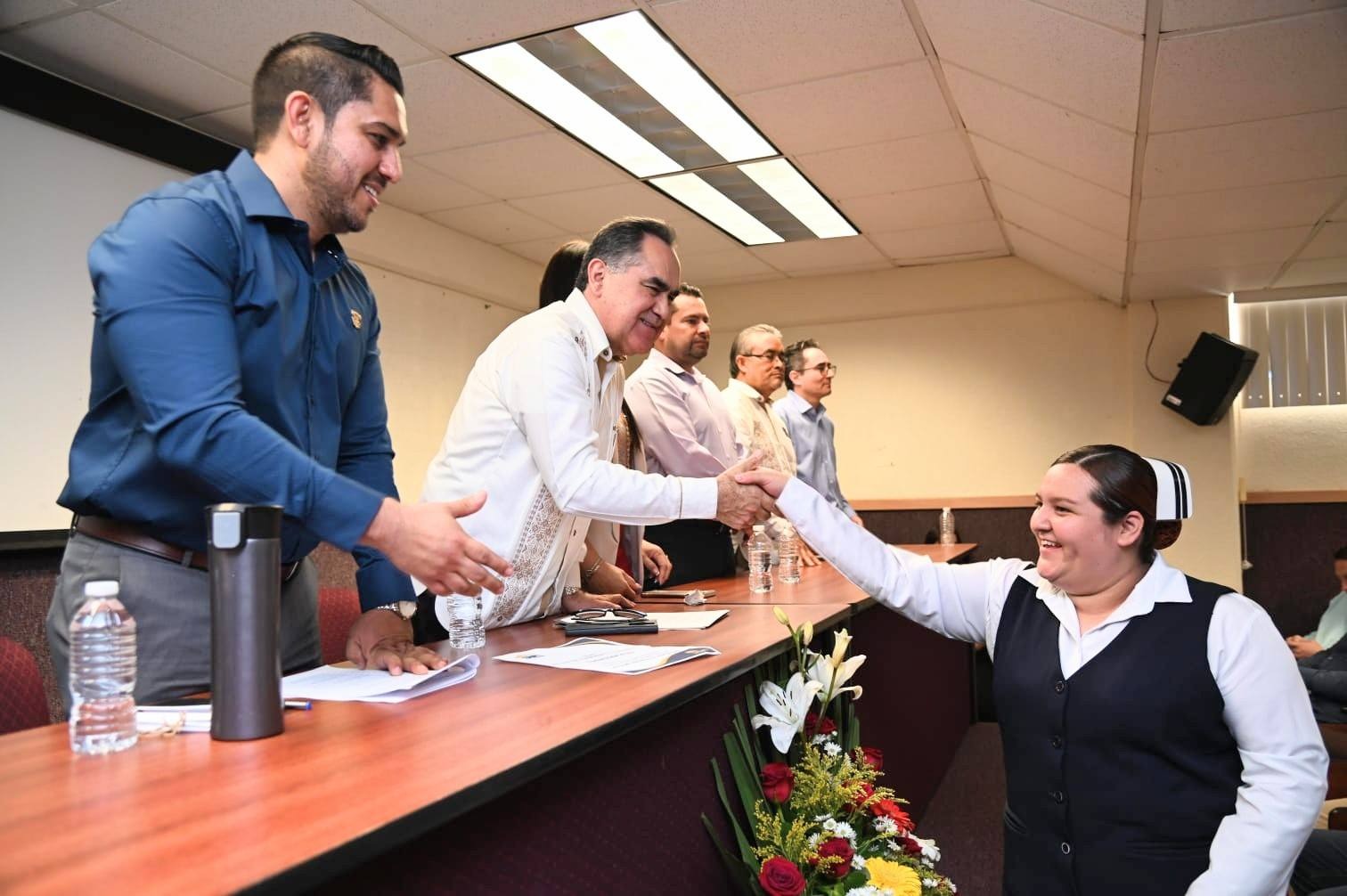 Jesús Madueña Molina entrega titularidades en Enfermería Mazatlán