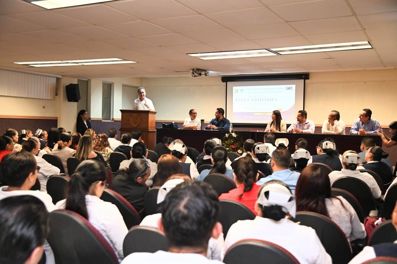 Jesús Madueña Molina entrega titularidades en Enfermería Mazatlán