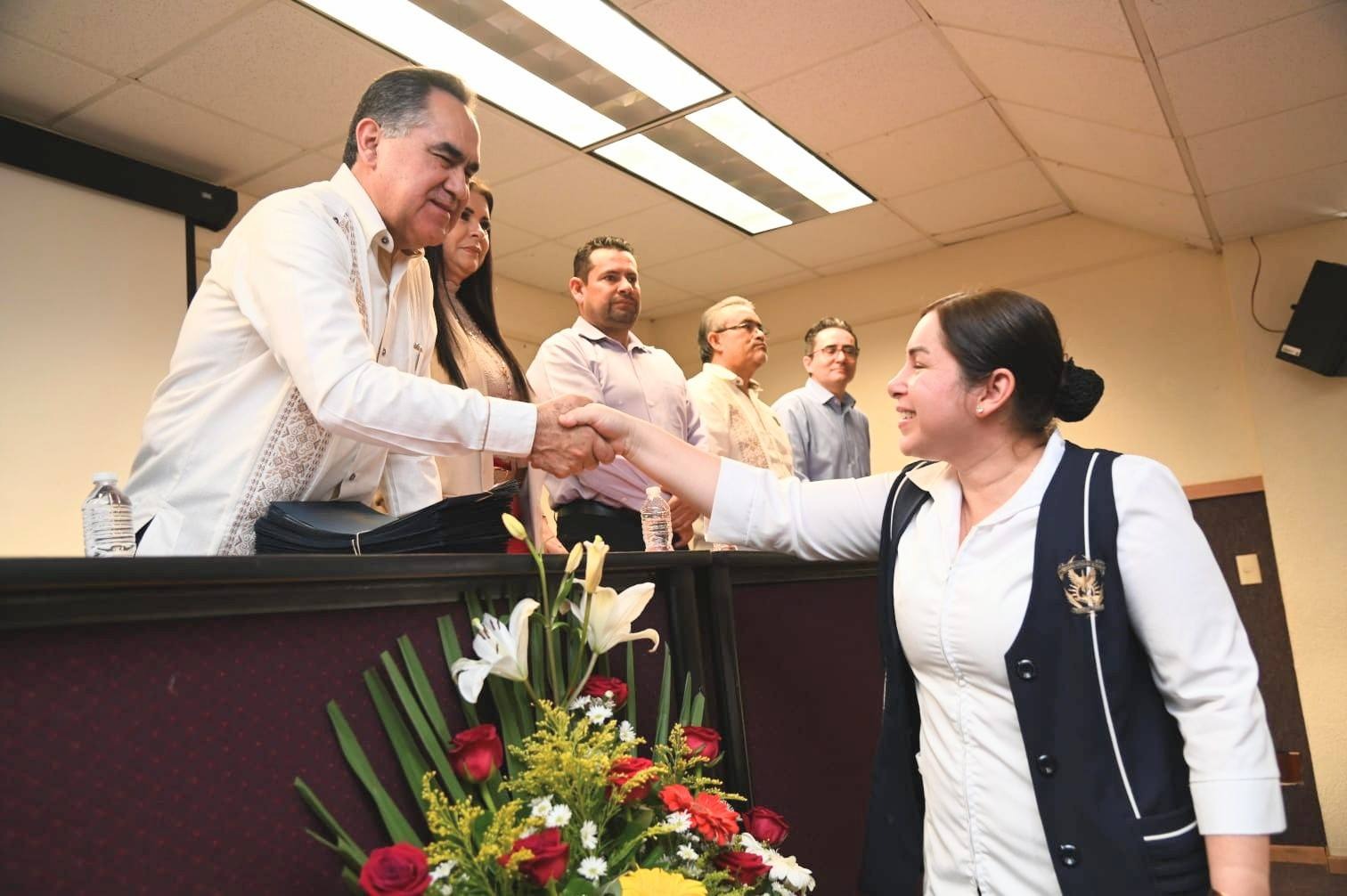 Jesús Madueña Molina entrega titularidades en Enfermería Mazatlán