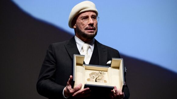Sorprenden a John Travolta con una Palma de Oro en el Festival de Cannes