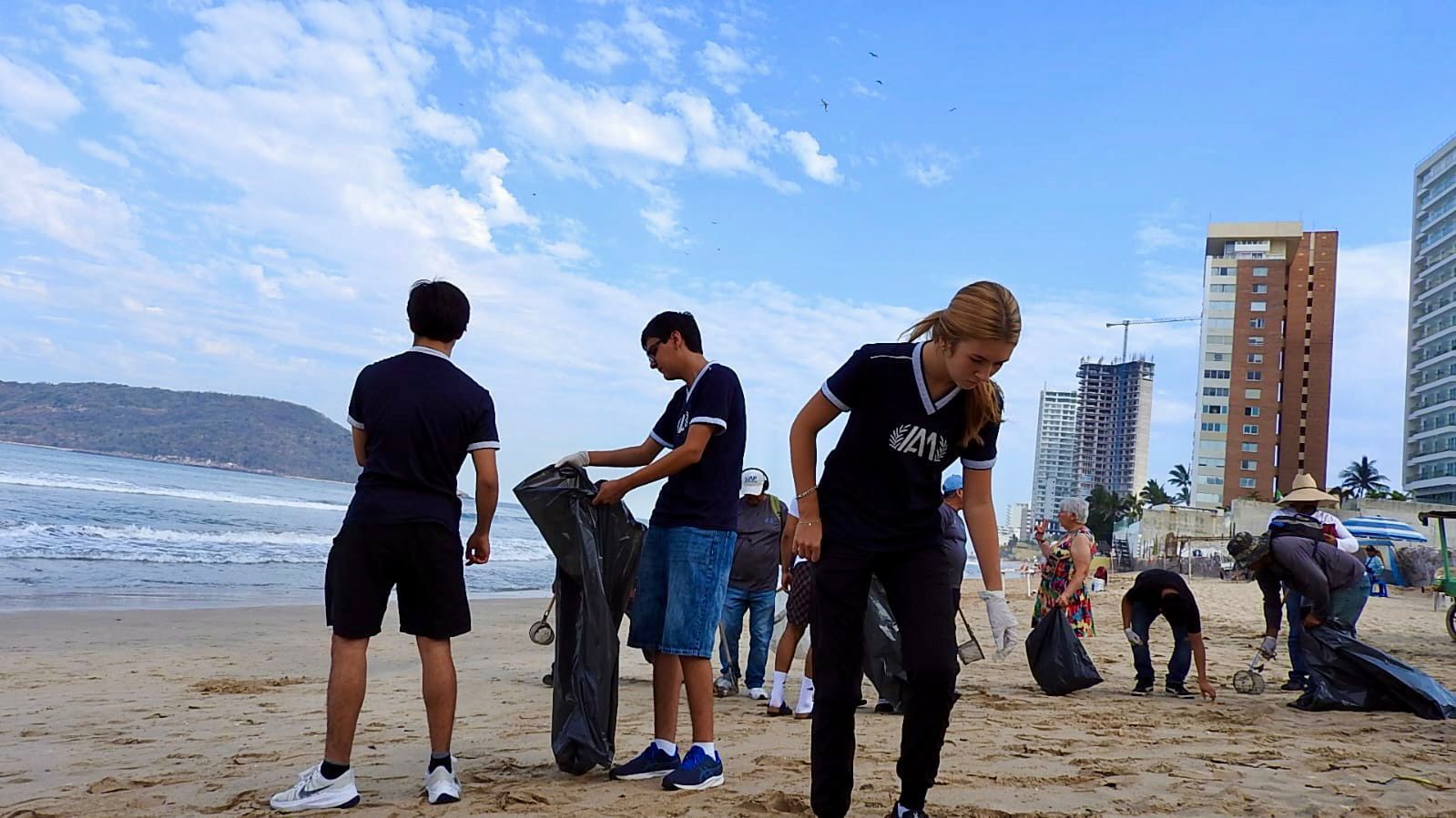 Mazatlán, Sinaloa limpia sus colonias y playas; recolectan 440 costales de basura antes de la temporada de lluvias