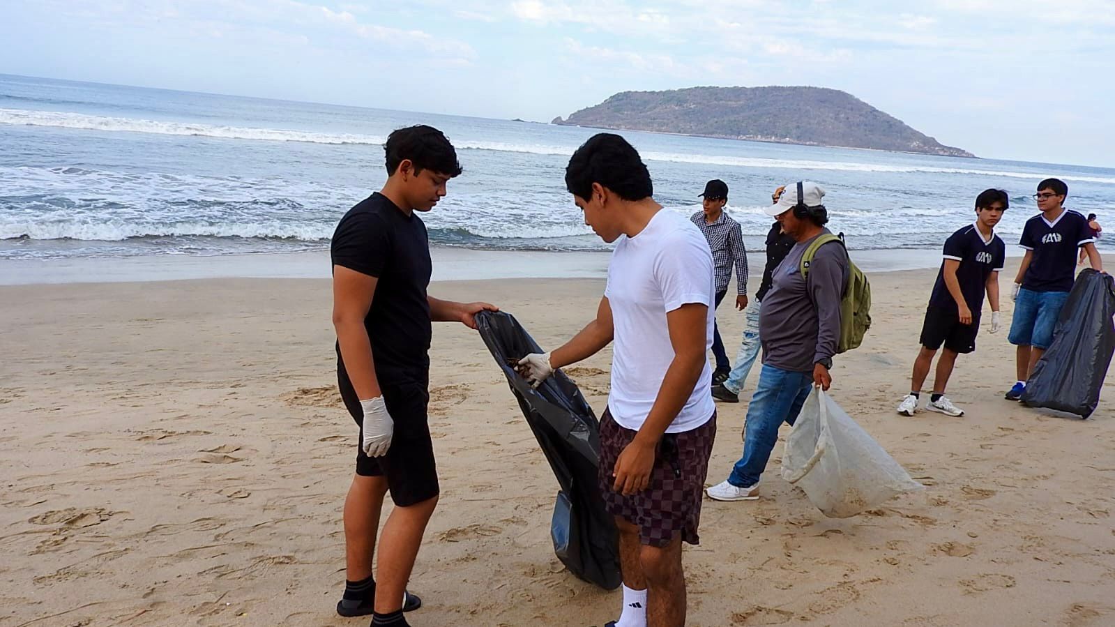 Mazatlán, Sinaloa limpia sus colonias y playas; recolectan 440 costales de basura antes de la temporada de lluvias