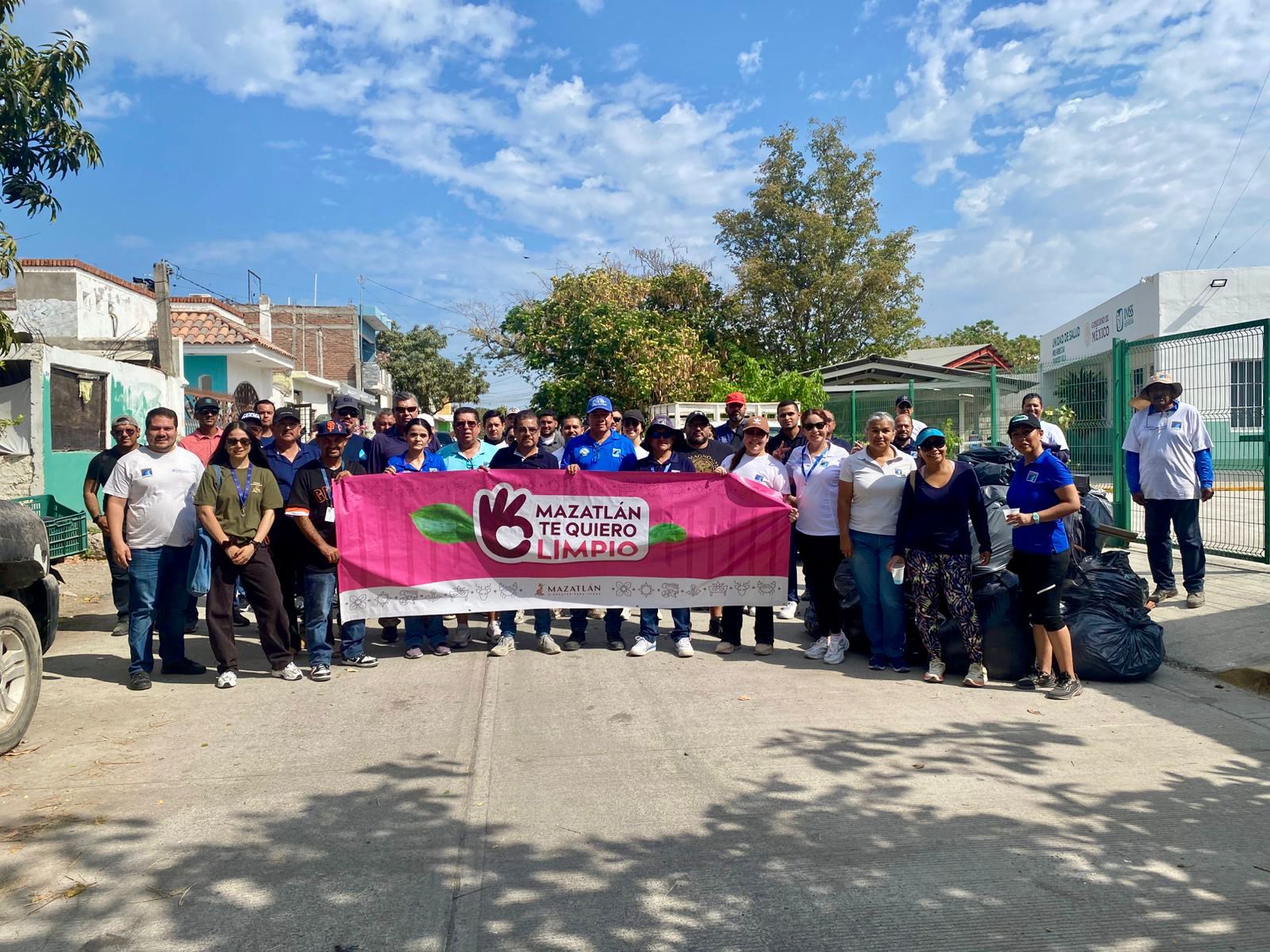 Mazatlán, Sinaloa limpia sus colonias y playas; recolectan 440 costales de basura antes de la temporada de lluvias