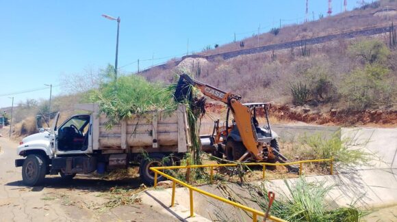 Limpian y desazolvan drenaje pluvial del Cerro de la Memoria; Ayuntamiento de Ahome se adelanta a las lluvias