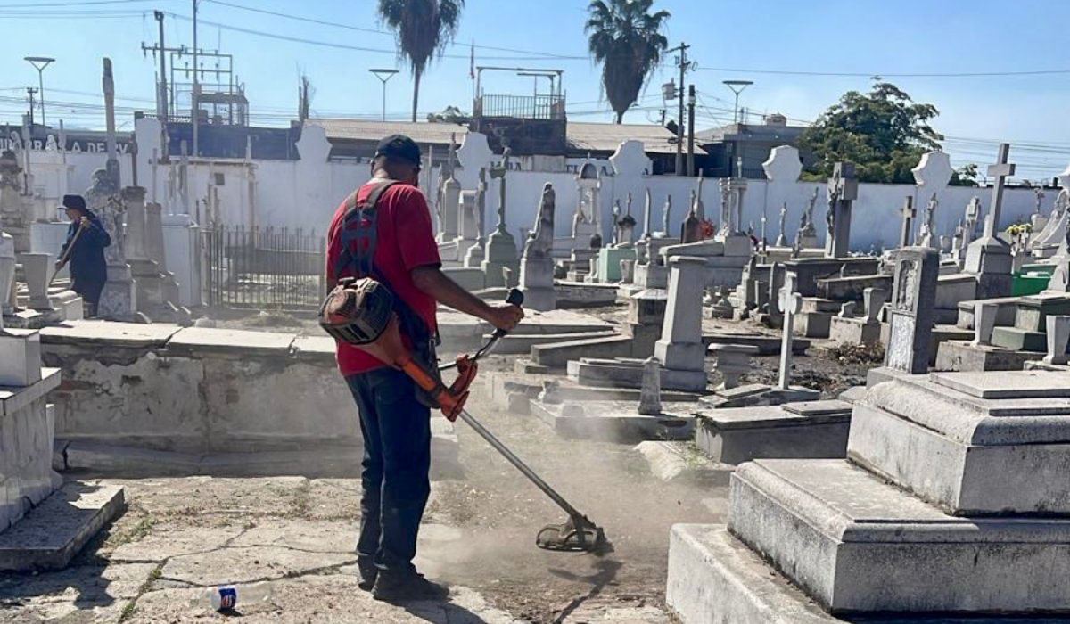 Limpieza en panteones de Mazatlán