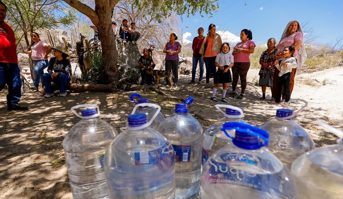 Llegan donativos de agua embotellada a Choix y El Fuerte