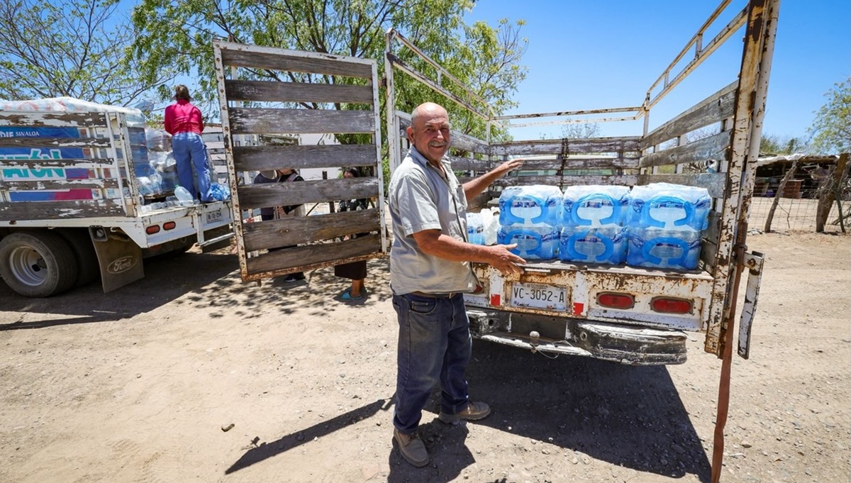Llegan donativos de agua embotellada a Choix y El Fuerte