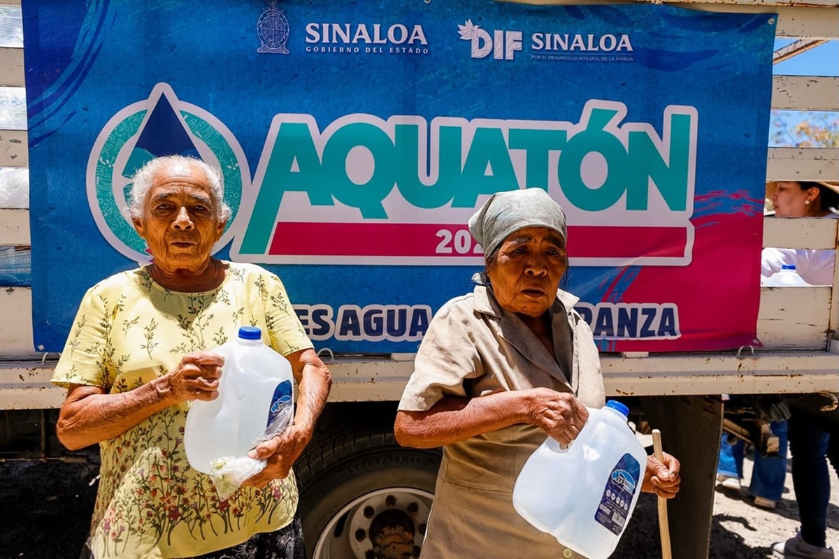 Llegan donativos de agua embotellada a Choix y El Fuerte