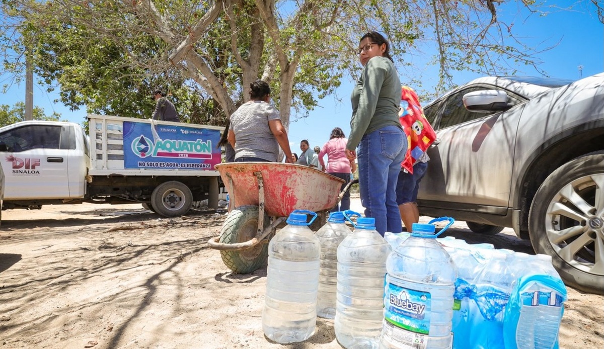 Llegan donativos de agua embotellada a Choix y El Fuerte