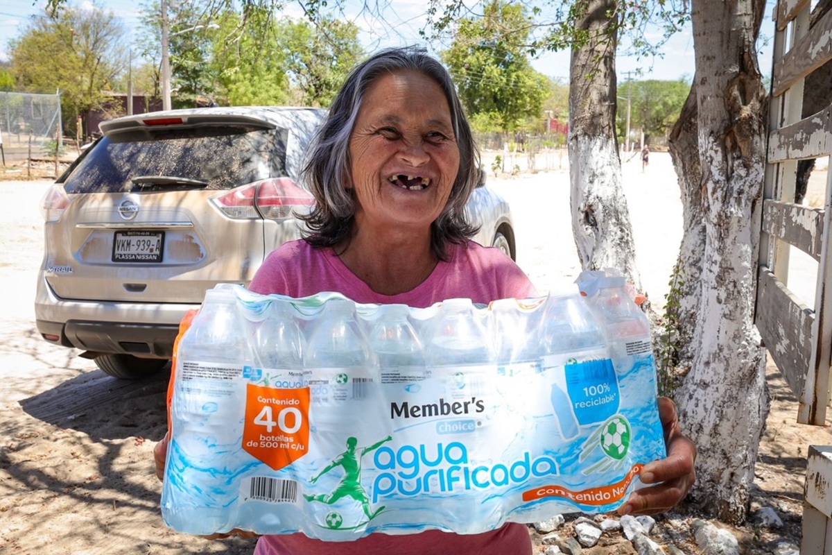 Llegan donativos de agua embotellada a Choix y El Fuerte