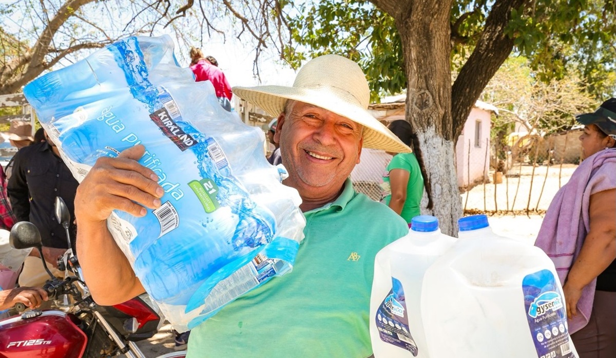 Llegan donativos de agua embotellada a Choix y El Fuerte