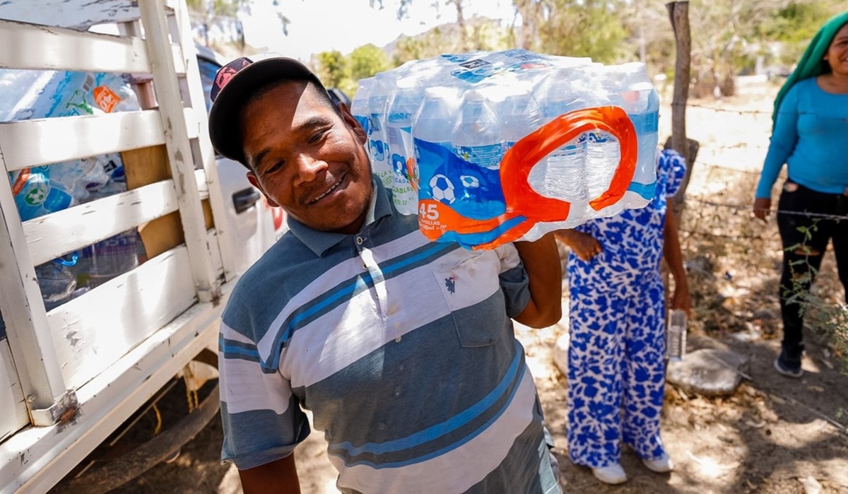 Llegan donativos de agua embotellada a Choix y El Fuerte