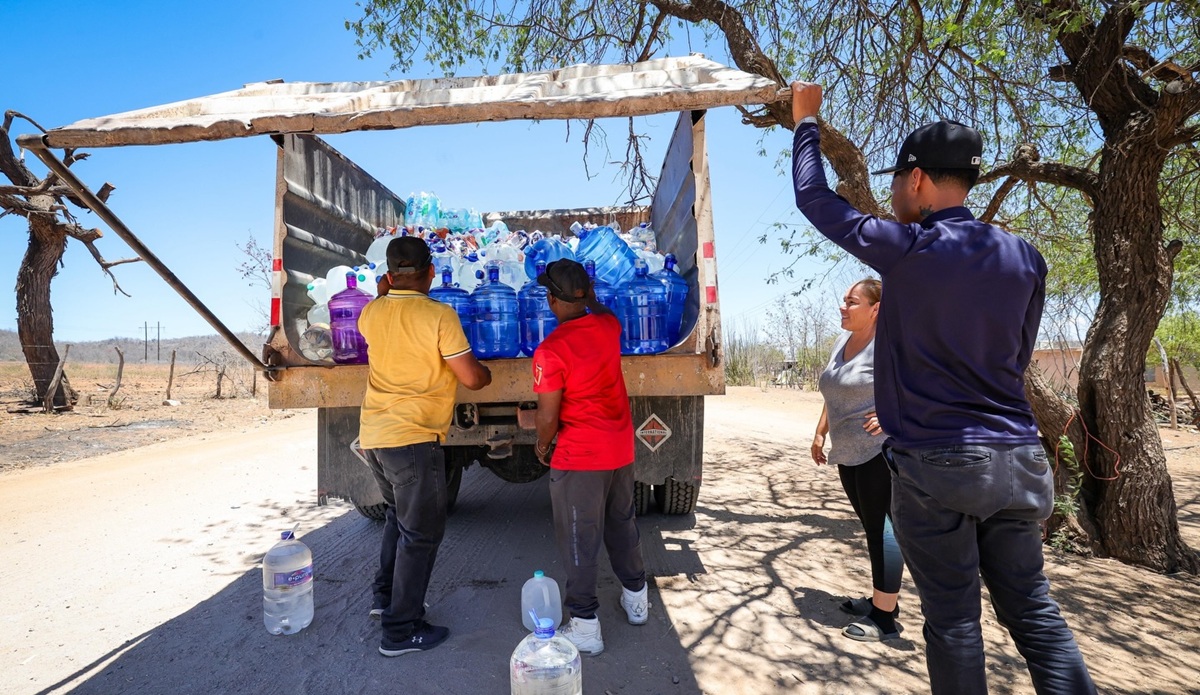 Llegan donativos de agua embotellada a Choix y El Fuerte