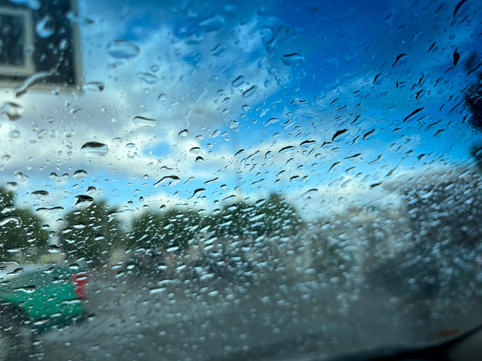 Parabrisas mojado por la lluvia