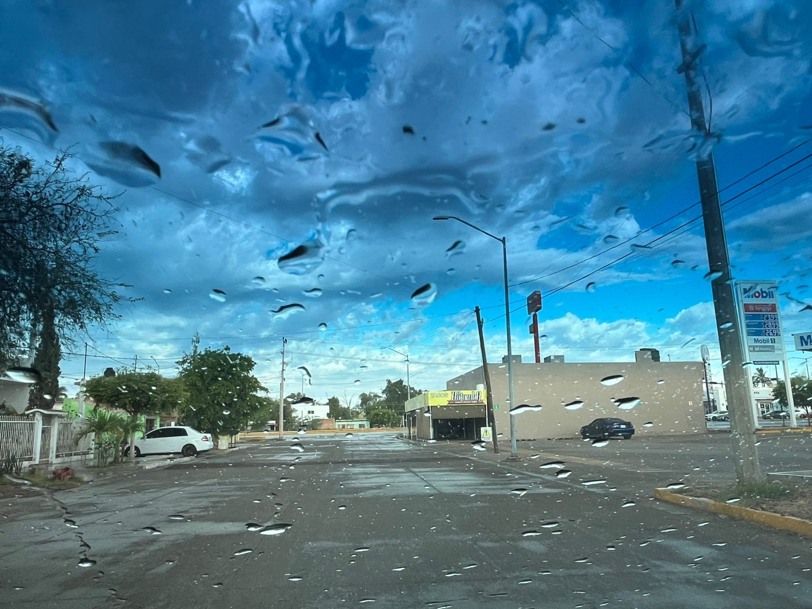 Parabrisas mojado por la lluvia