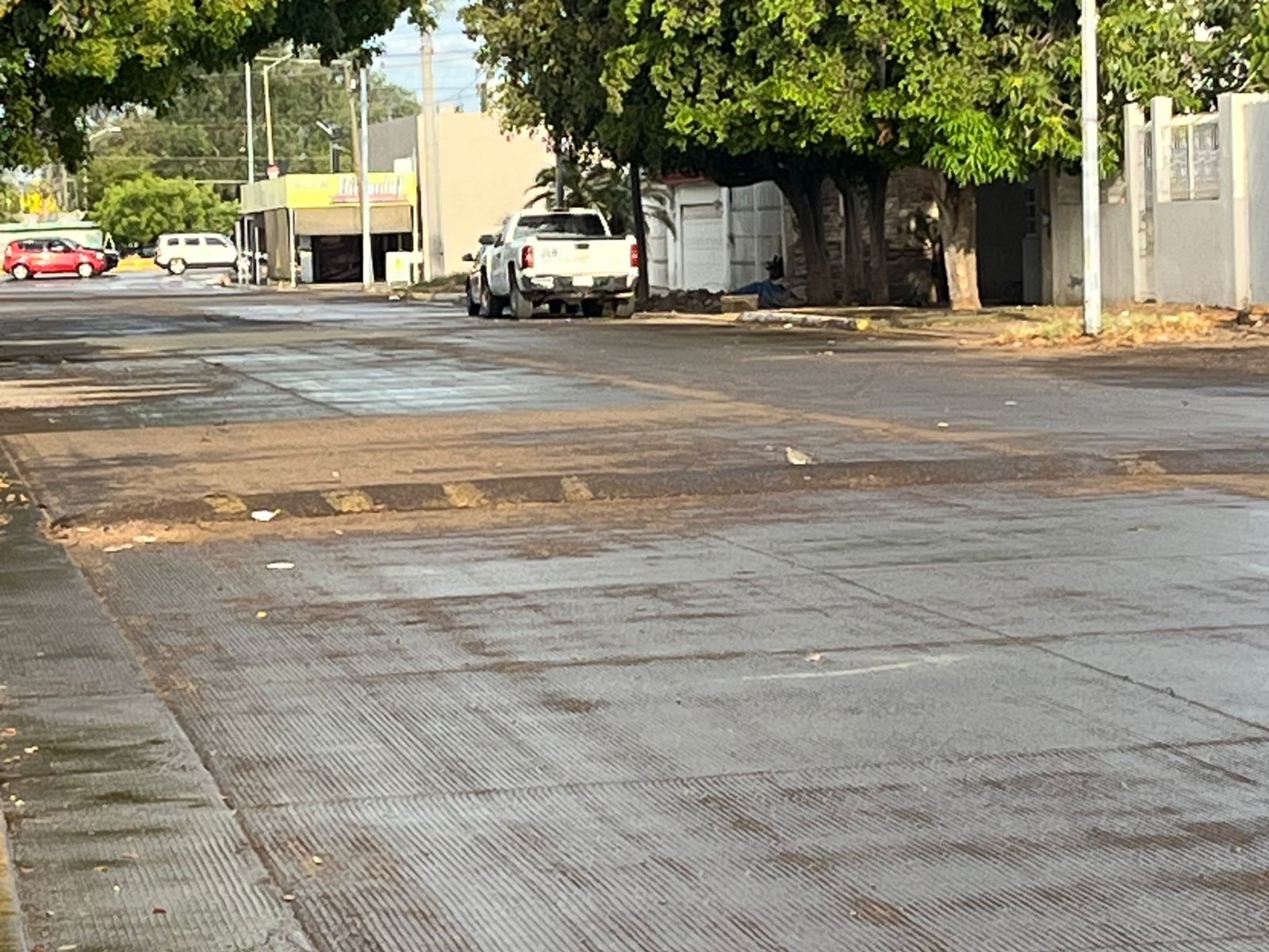 Calle mojada por la lluvia
