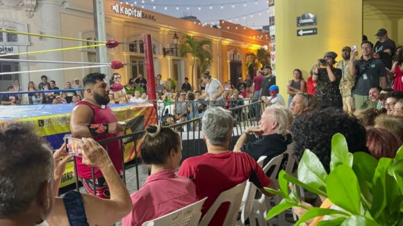 Llaves, vuelos y ovaciones: lucha libre convierte el Centro Histórico de Mazatlán, Sinaloa, en un ring gigante