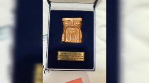 luis ramos gana tercer lugar con callese el hocico medalla