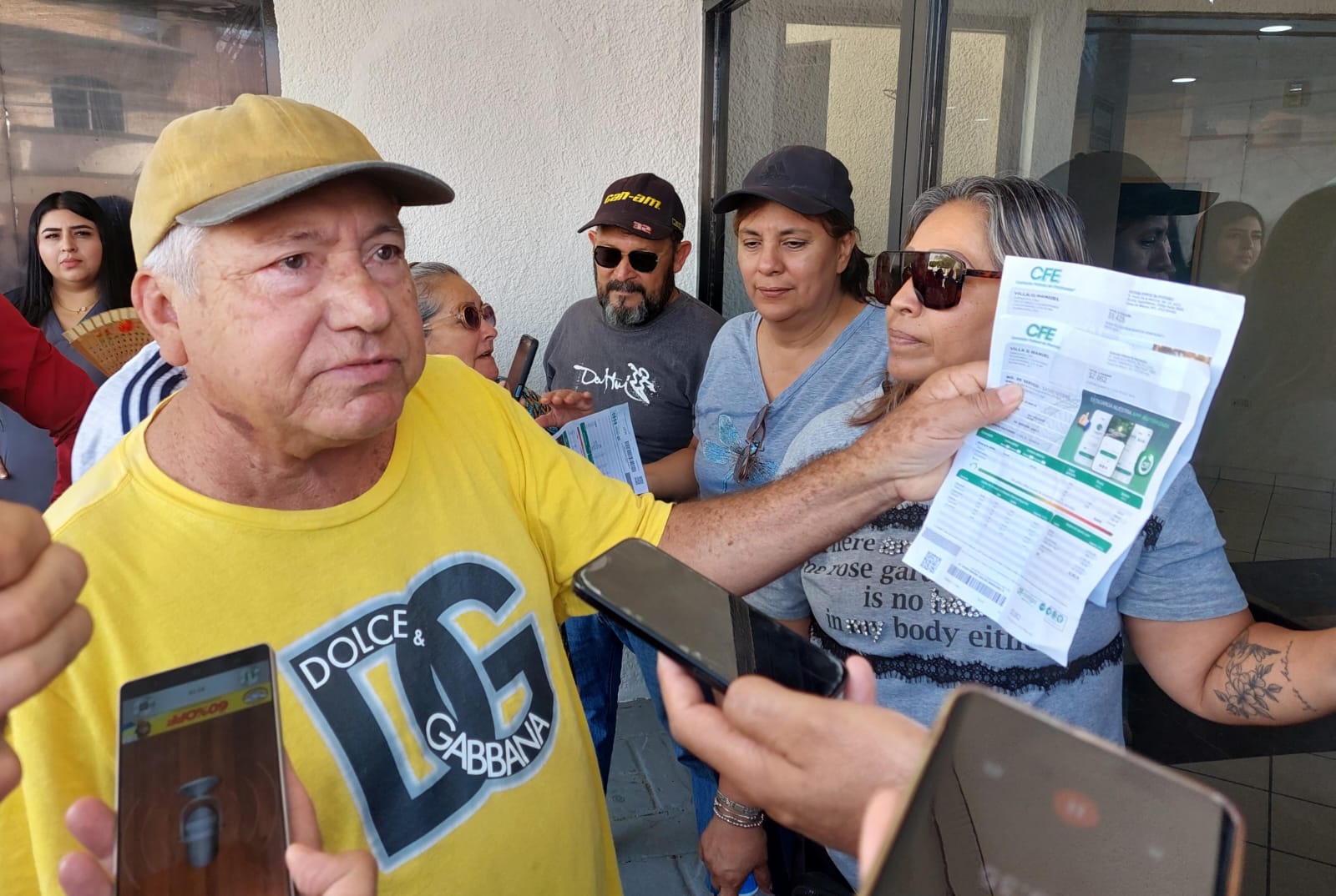 Alvaradenses toman instalaciones de CFE en Guamúchil