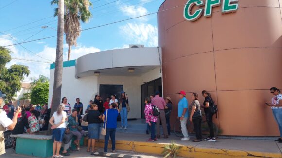 Alvaradenses toman instalaciones de CFE en Guamúchil por altos cobros de luz; “que se pongan en el lugar que trabajamos al día”: dicen