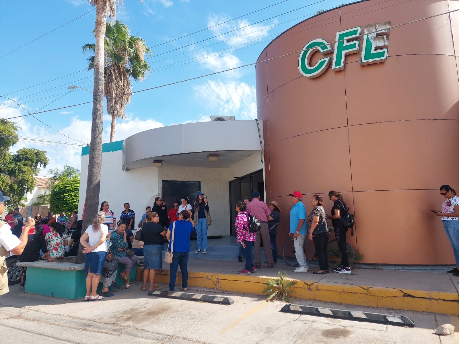 Alvaradenses toman instalaciones de CFE en Guamúchil