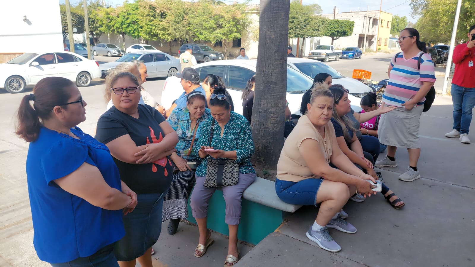 Alvaradenses toman instalaciones de CFE en Guamúchil