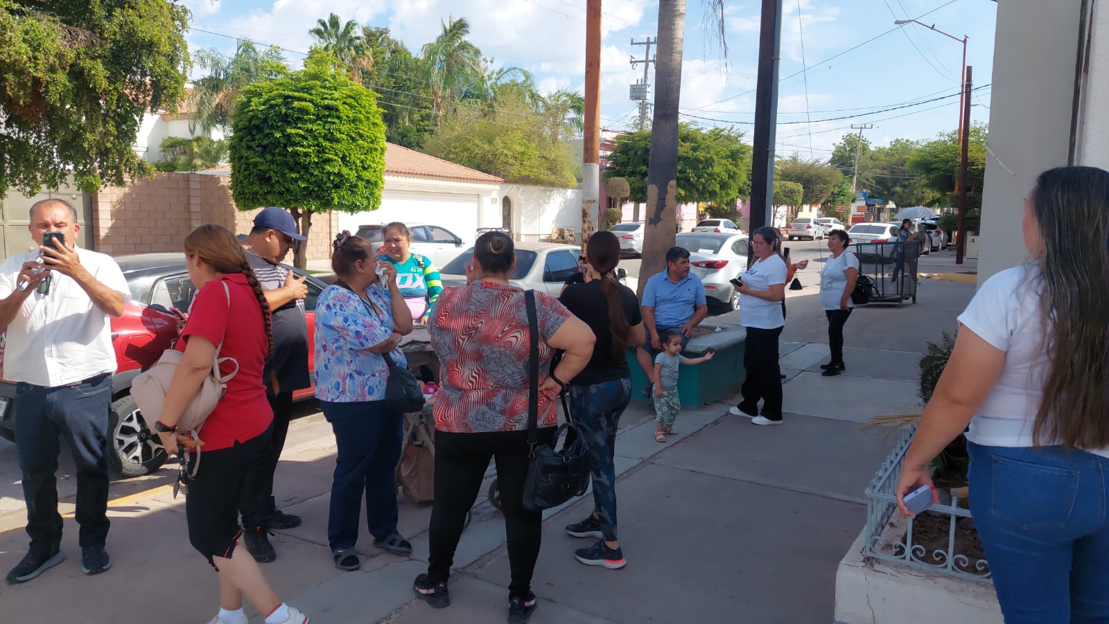 Alvaradenses toman instalaciones de CFE en Guamúchil
