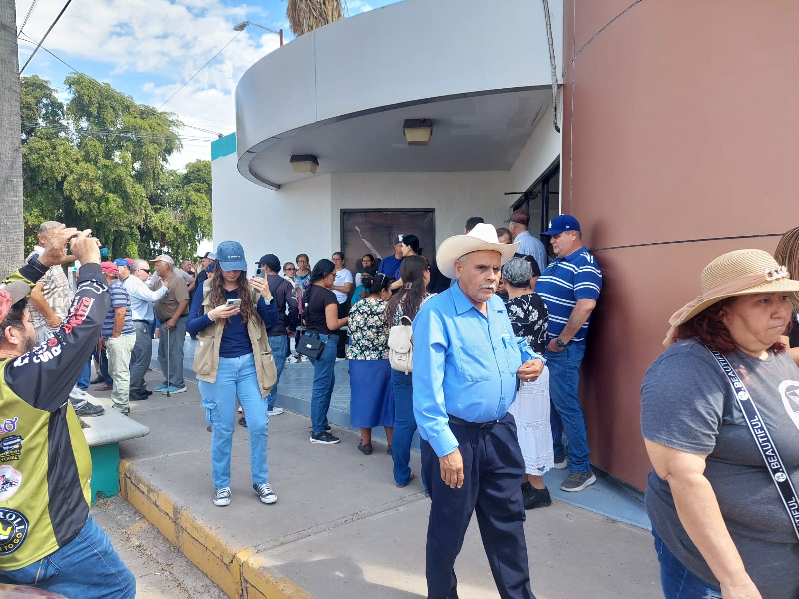 Alvaradenses toman instalaciones de CFE en Guamúchil