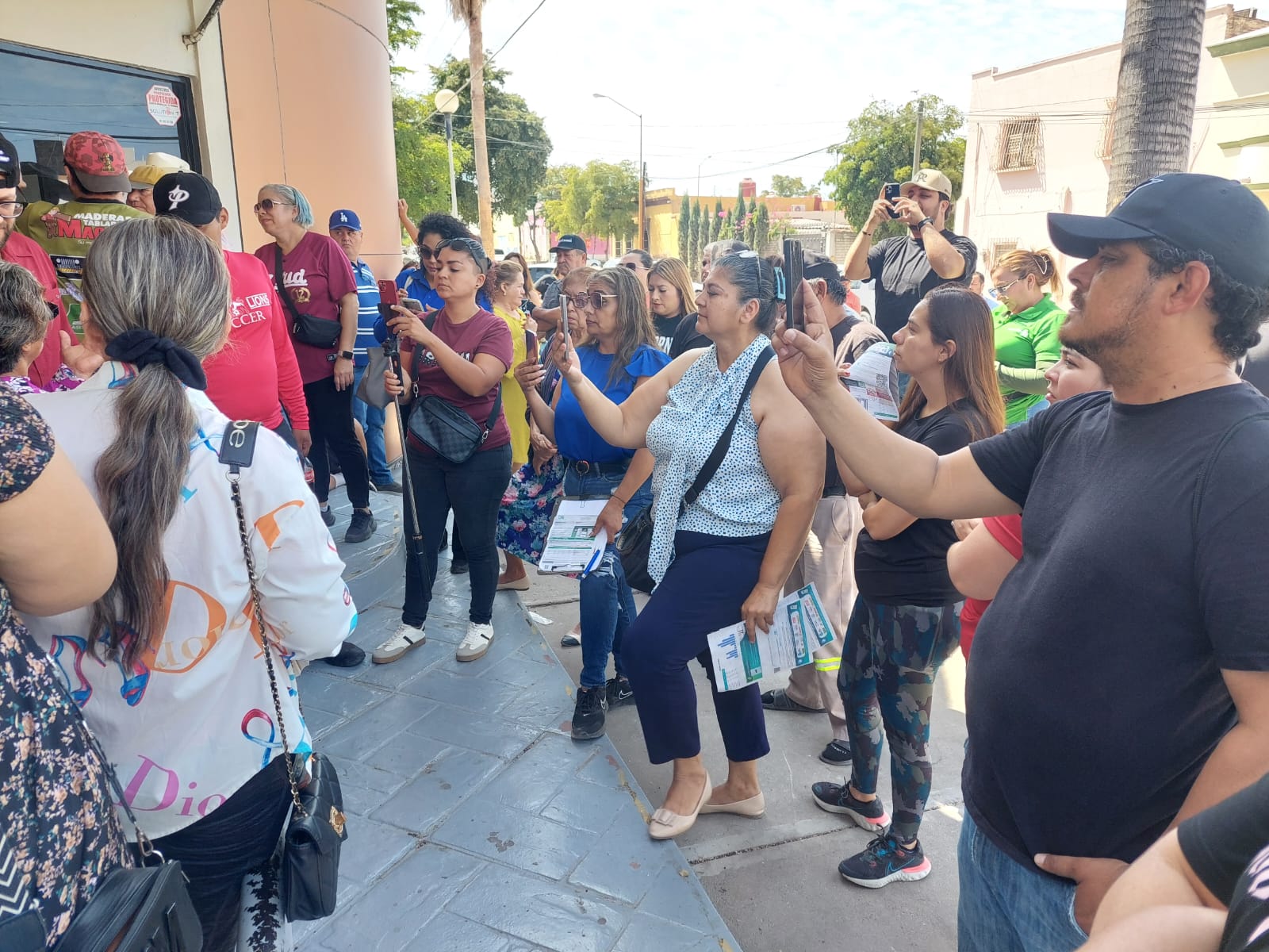 Alvaradenses toman instalaciones de CFE en Guamúchil