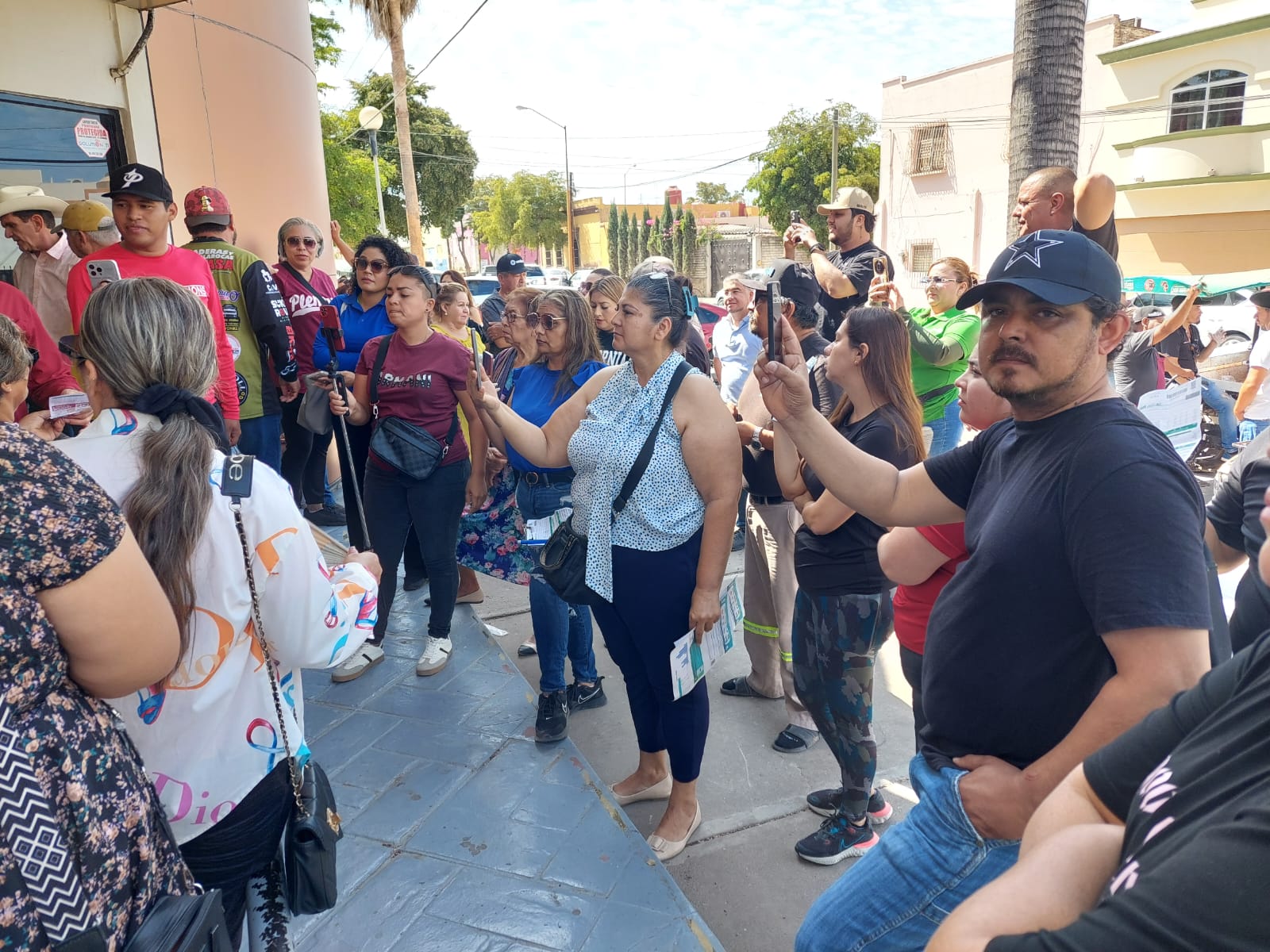 Alvaradenses toman instalaciones de CFE en Guamúchil