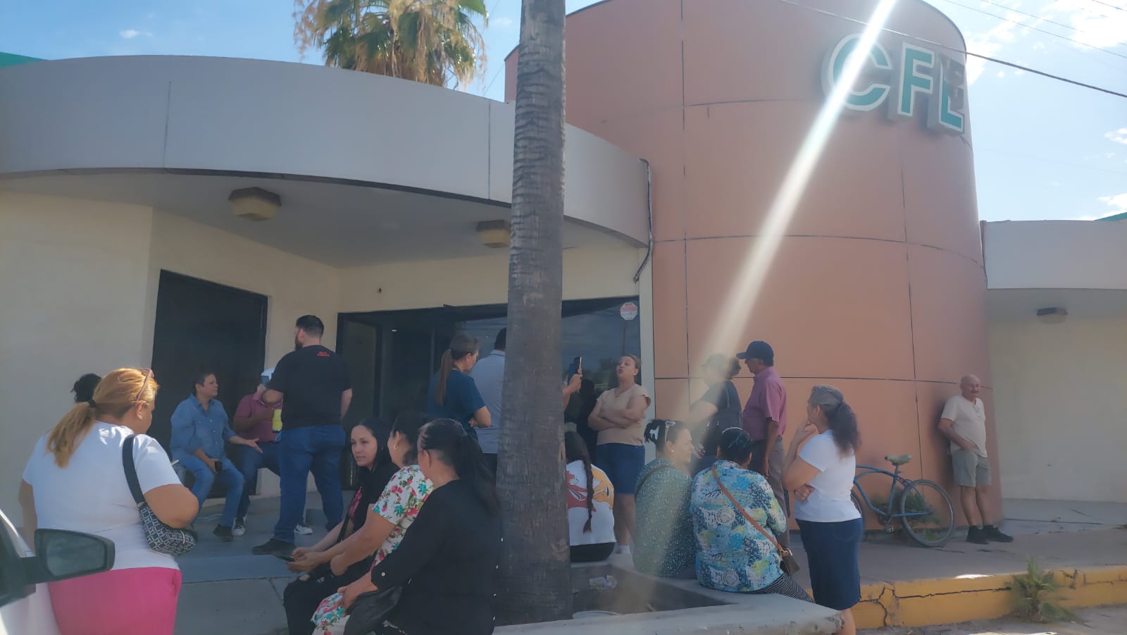 Alvaradenses toman instalaciones de CFE en Guamúchil