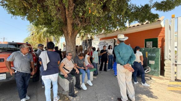 “No podemos pagar”: vecinos de Leyva, Batamote y El Gallo se manifiestan en la CFE Guasave por recibos “impagables”