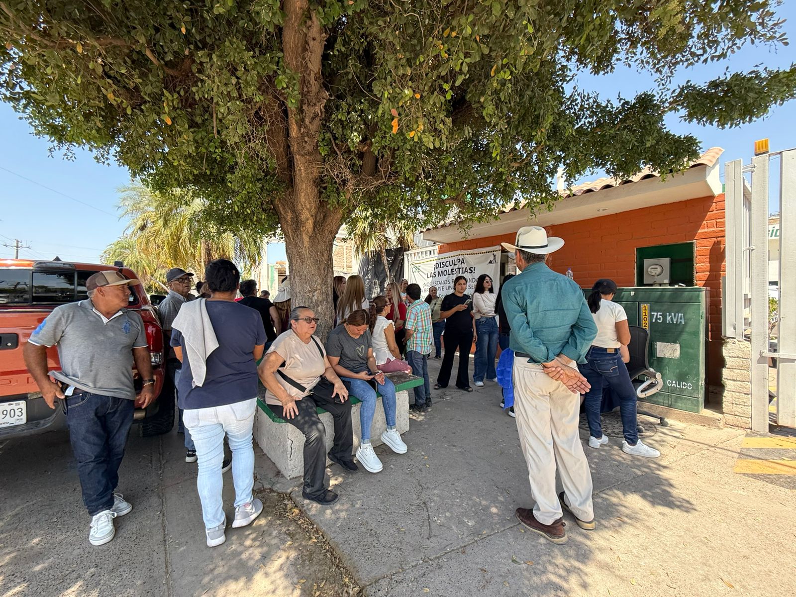 Vecinos de Leyva, Batamote y El Gallo se manifiestan en la CFE Guasave