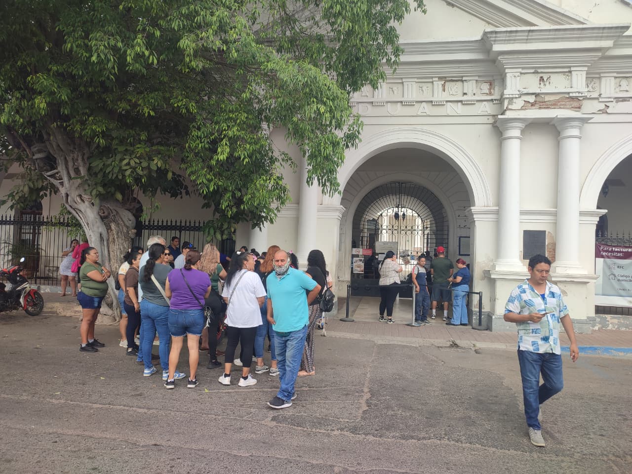 Afectados por cobro de luz se manifiestan frente al SAT en Mazatlán