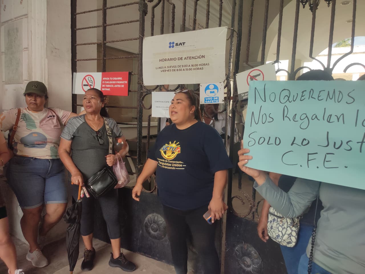 Afectados por cobro de luz se manifiestan frente al SAT en Mazatlán