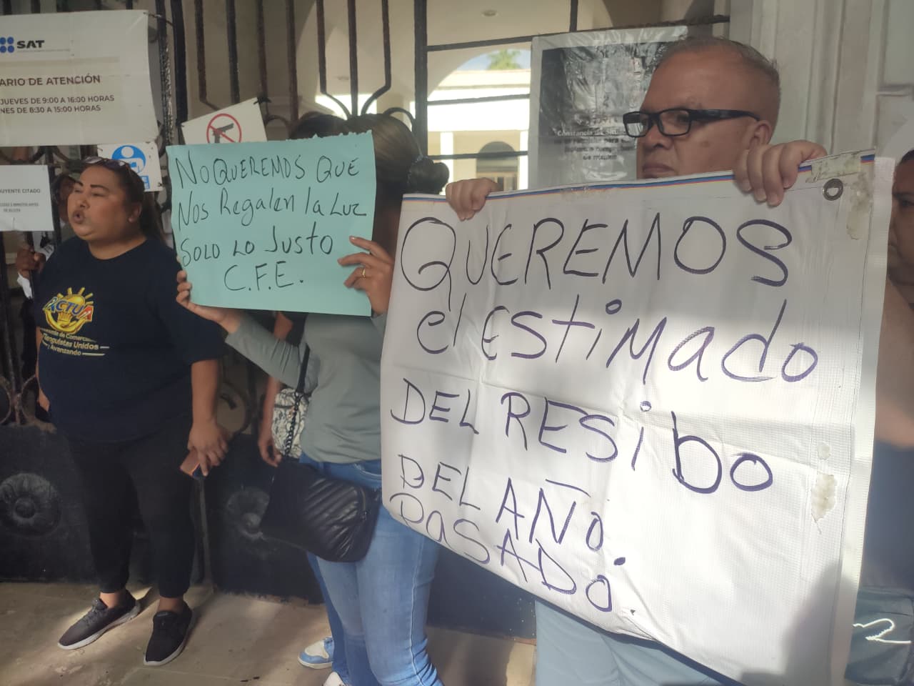 Afectados por cobro de luz se manifiestan frente al SAT en Mazatlán