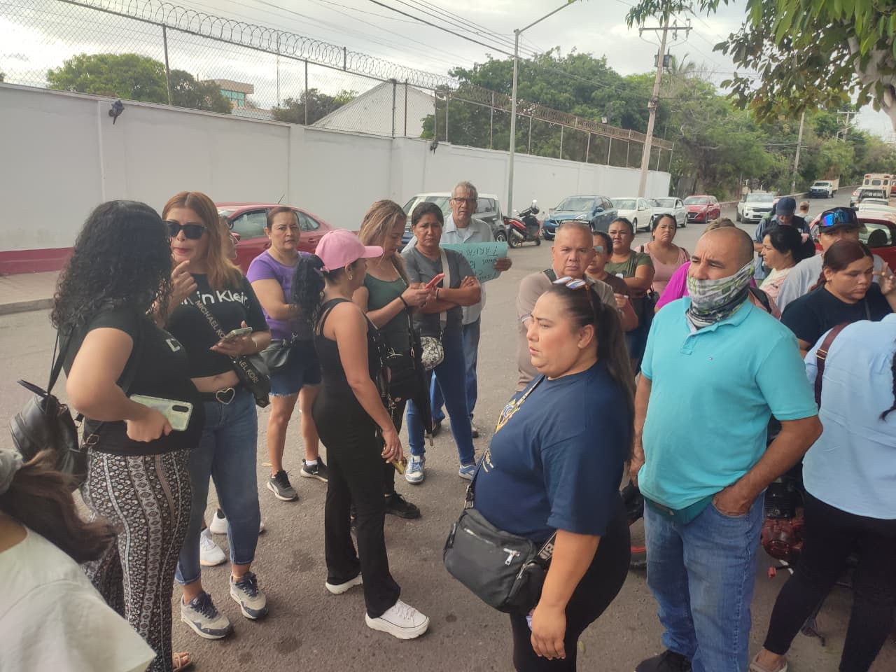 Afectados por cobro de luz se manifiestan frente al SAT en Mazatlán