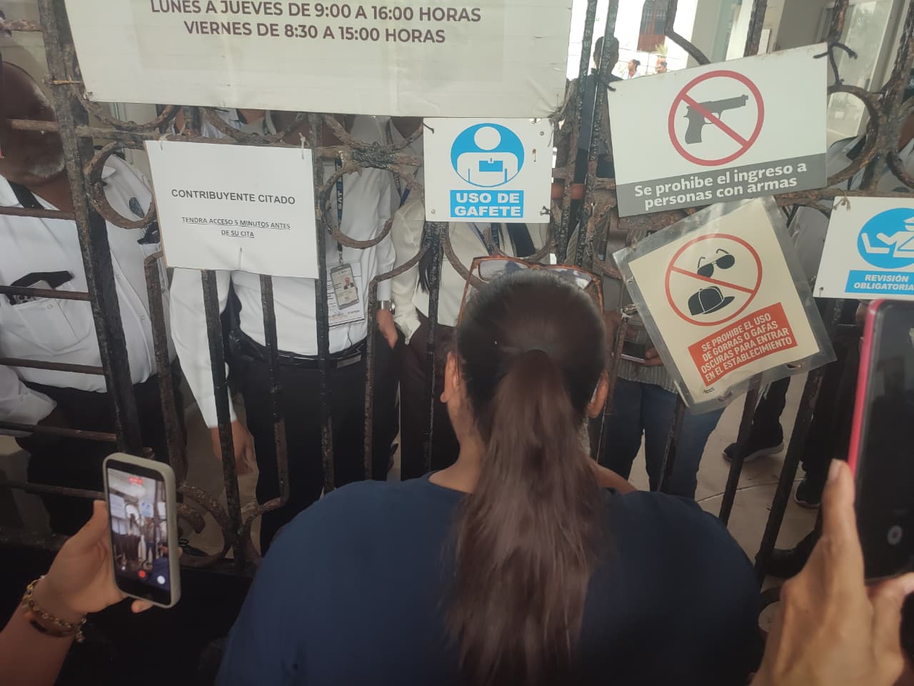 Afectados por cobro de luz se manifiestan frente al SAT en Mazatlán